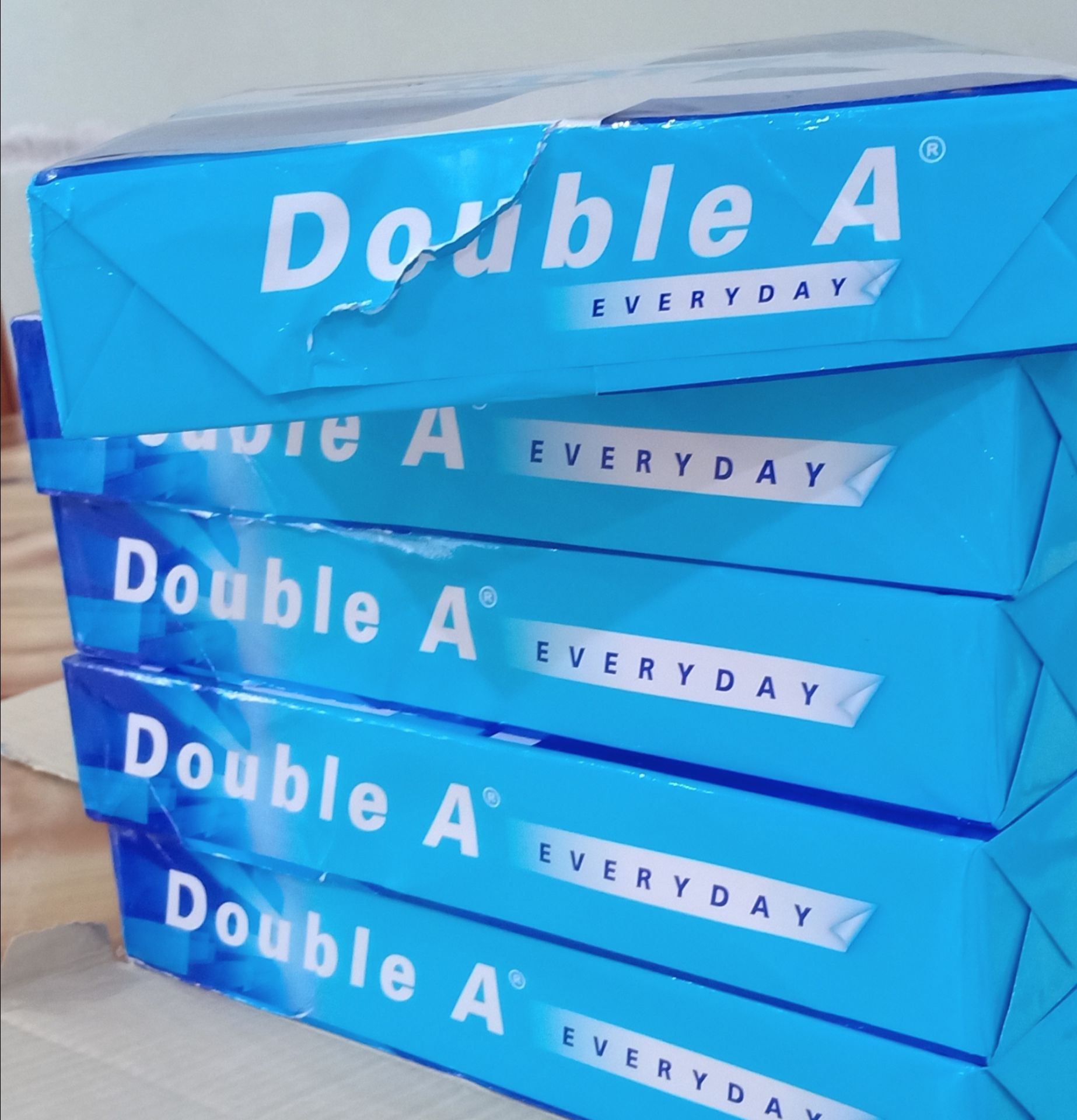 Giao hàng nhanh. Mình đặt 1 thùng giấy A4 như hình nhưng khi nhận thì thùng giấy cũ, rách..giấy gói bên trong cũng rách. Shop lưu ý khâu đóng gói, vận chuyển.