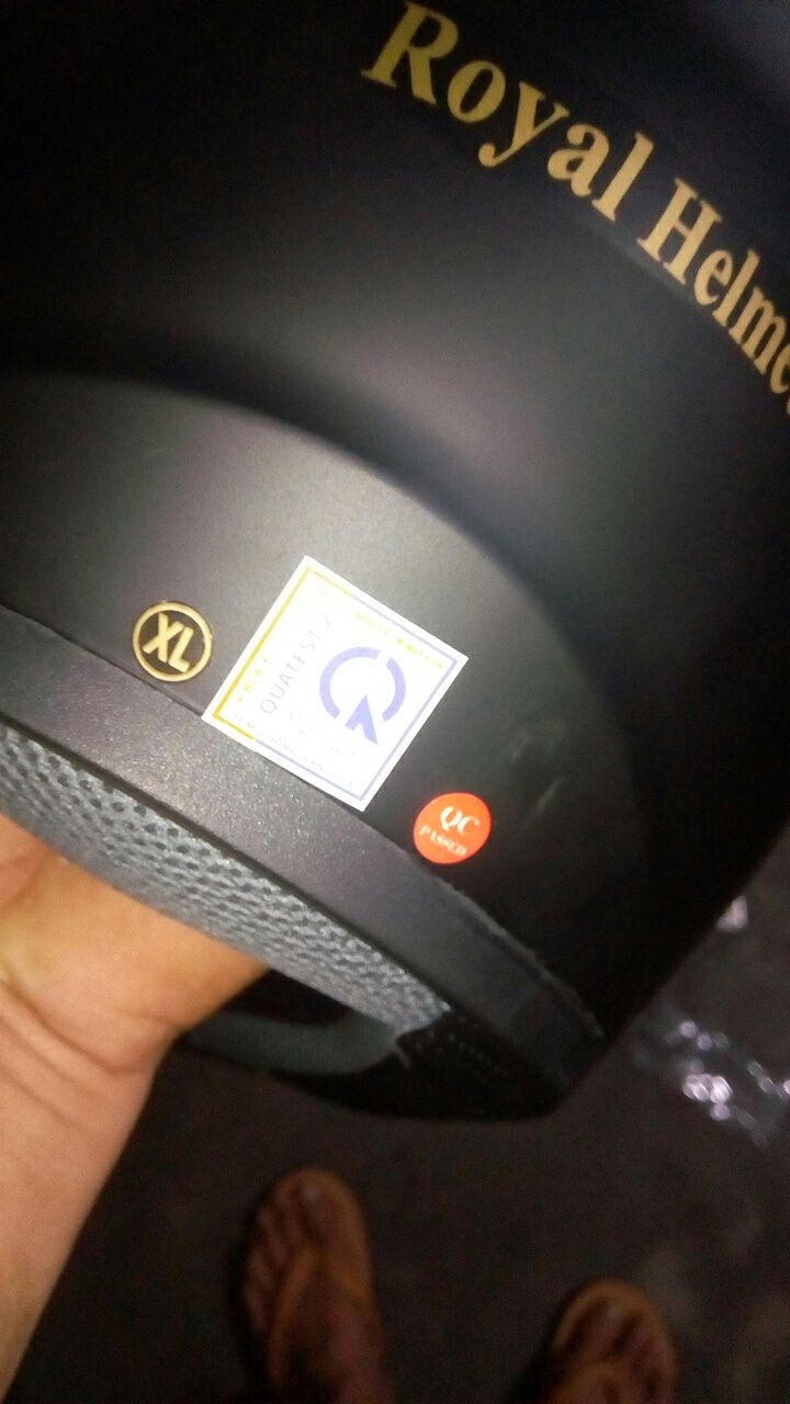 đầu mình 57 cm, chơi đến size XL này rồi mà còn hơi chật nhất là hai cái miếng sốp áp vào hai bên má rất khó chịu, hy vọng nhà sản xuất sớm khắc phục làm cái mũ to hơn một chút. hoặc làm cái miếng sop ở hai bên má mỏng bớt như thế sẽ thoải mái hơn. mình không thấy shop nào có cái XXL nên ko có đôi lại thêm cũng ko thường đi nhiều nên tạm chấp nhận.