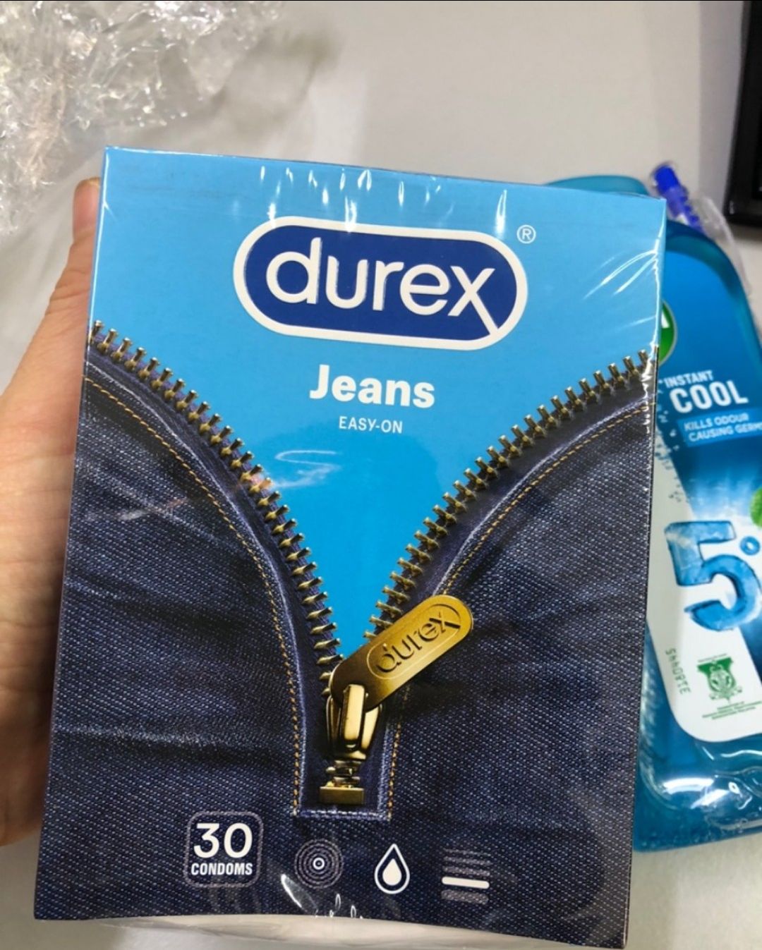 Bao cao su Durex Jeans sở hữu kiểu dáng hiện đại, ôm sát, vừa vặn, được sản xuất hoàn toàn bằng chất liệu mủ cao su thiên nhiên, đáp ứng những yêu cầu và điều kiện sản xuất khắt khe.
Giao hàng nhanh chóng, che tên sản phẩm.