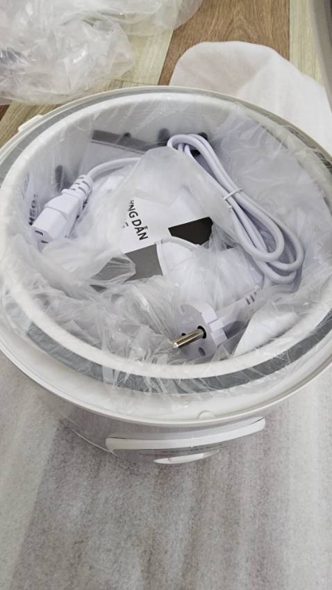 Nồi cơm nhỏ xinh, tương đối nhẹ, bỏ vali to được luôn. Tiki giao hàng siêu nhanh mà bọc kín cẩn thận lắm. Mình có nấu thử 1 lần thấy cơm chín nhanh. Nói chung nó đáp ứng đủ nhu cầu của mình là mình hài lòng rồi.