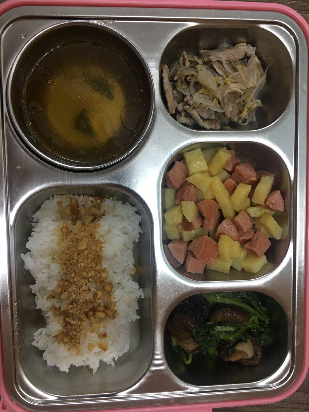 đây là các mon ăn trong tuần mk hay mang đi làm. hộp cơm xịn mịn lắm luôn. có nhiều ngăn để thức ăn. mk mang canh đi nhưng k jeef bik đổ ra. nắp rất kín. good mn nhé