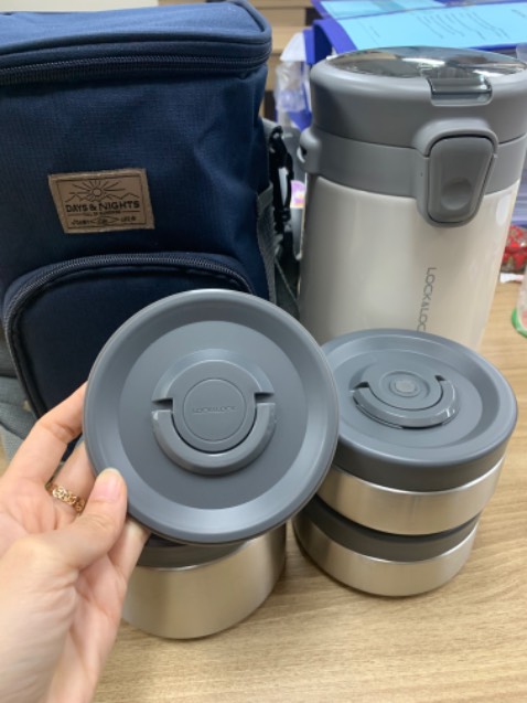Hài lòng với cách đóng gói của shop: kỹ càng, bảo vệ được hàng khi giao.
Sản phẩm có 1 hộp giữ nhiệt bên ngoài kèm, 1 nắp dự phòng và 3 hộp inox đựng thức ăn bên trong, 3 hộp này không có chức năng giữ nhiệt nên khi cho thức ăn nóng vào sẽ phải lấy khăn cầm mới đóng nắp được. Tổng thể hơi to, mang đi làm hơi bất tiện
Đựng thức ăn từ sáng đến trưa thì hộp dưới cùng sẽ còn nóng nhiều nhưng hộp trên cùng sẽ nóng ít hơn. nếu mở nắp khó có thể nhấn nút nhỏ bên trên để mở. ( giữ nhiệt được khoảng 8 tiếng).
Vệ sinh: phần hộp vệ sinh dễ, nhưng phần nắp làm bằng nhựa nên nếu vệ sinh không kỹ sẽ còn lại bết dầu mỡ. 
đã dùng được khoảng 2 tháng, cảm thấy ưng ý nên đánh giá 5 sao. mọi người có thể dùng thử