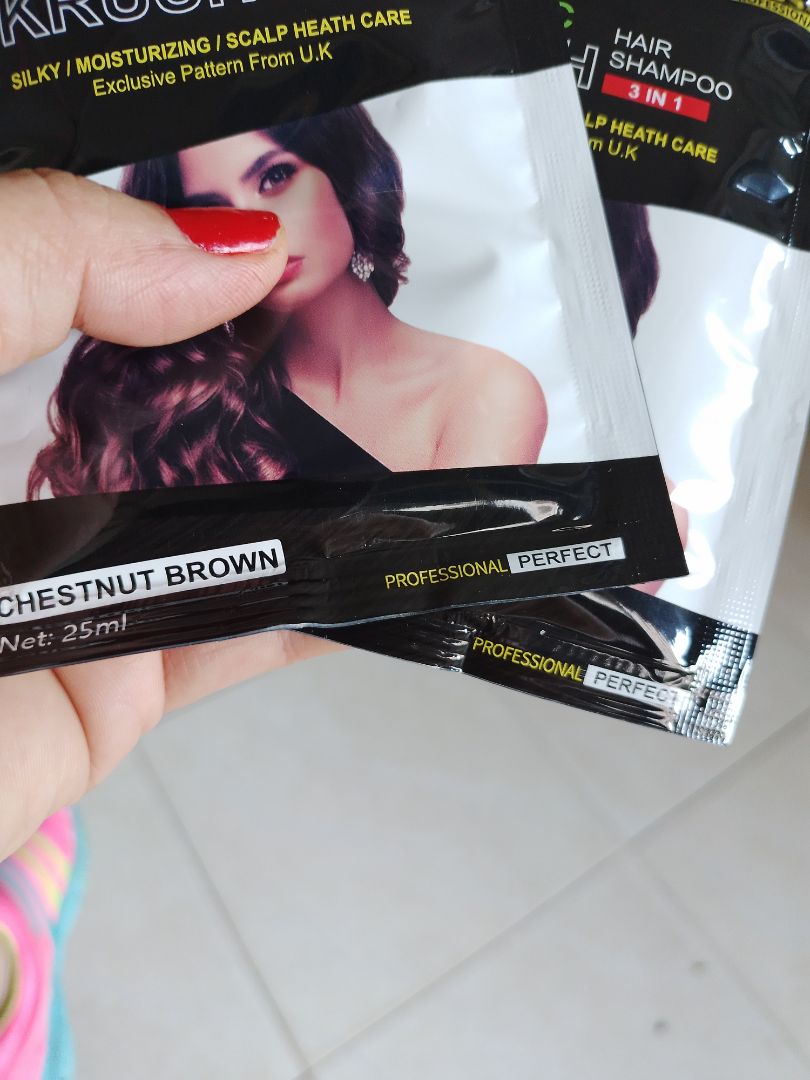 khoan nói đến chất lượng, mình cho shop hẳn 5 sao vì có nhân viên tư vấn nhiệt tình, chi tiết nha. mình mua lần 1 gói nâu dẻ komi nhưng do không đọc kỹ hdsd nên làm sai , ko lên màu, mua lại lần 2 thì shop tặng kèm theo quà tặng khích lệ mình🥰.  . Dầu gội rất ok, mình gội không bị châm chích da đầu mà ngược lại cảm giác mát mát rần rần da đầu vậy. lần 2 gội có lên màu nhưng không biết giữ đc trong bao lâu thôi.