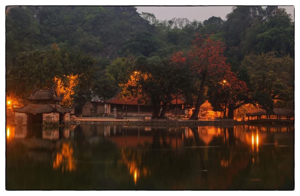 Bé đi vừa. Đẹp