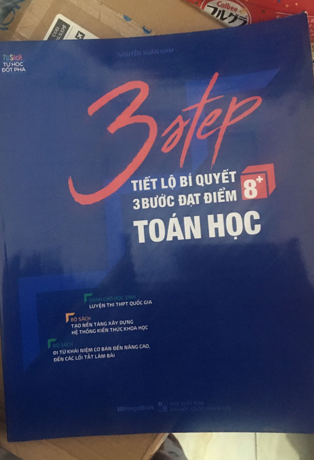 Mình đánh giá 4 sao vì chưa được hài lòng lắm về việc bìa sách bị xước và có vài chỗ bị bẩn xíu. Thêm cái nữa là dạng sách A4 nhưng lại vuông vuông và lùn hơn chứ không chuẩn size nên sẽ khó để vào cặp mang đi hơn… Còn về chất lượng thì mình chưa đánh giá được vì còn tuỳ thuộc vào người sử dụng nữa.