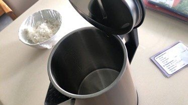 Hàng chính hãng. Đẹp. Đáng đồng tiền bát gạo. Săn đc sale nên cũng giảm thêm đc rất nhiều. Cắm nước sôi rất nhanh. Ko như loại rẻ tiền. Đợt trc mua loại hơn trăm dùng xong đang cắm nước tự nhiên nổ luôn. May ko vào trẻ nhỏ vs vào người. nói chung hàng chất lượng cho 10đ