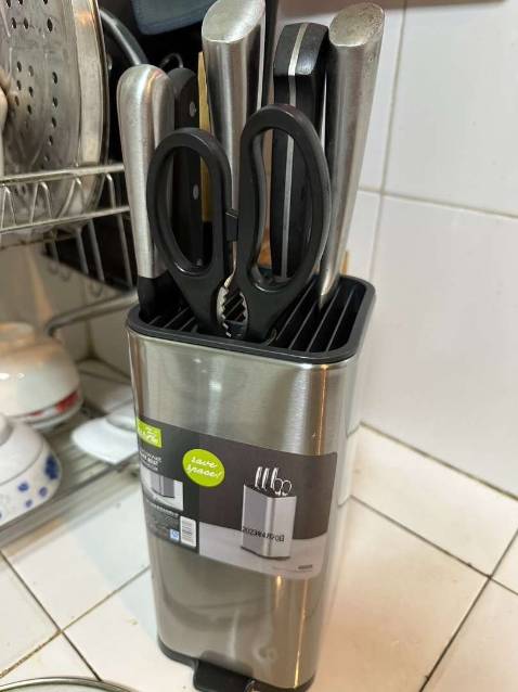 Hàng chuẩn như mô tả, thiết kế sang vô cùng, giao hàng nhanh. Rất yên tâm với hàng của tiki, mình thấy có khá nhiều mẫu thiết kế, mình mua 1 hộp ngắn và hộp dài để đựng đũa và thìa