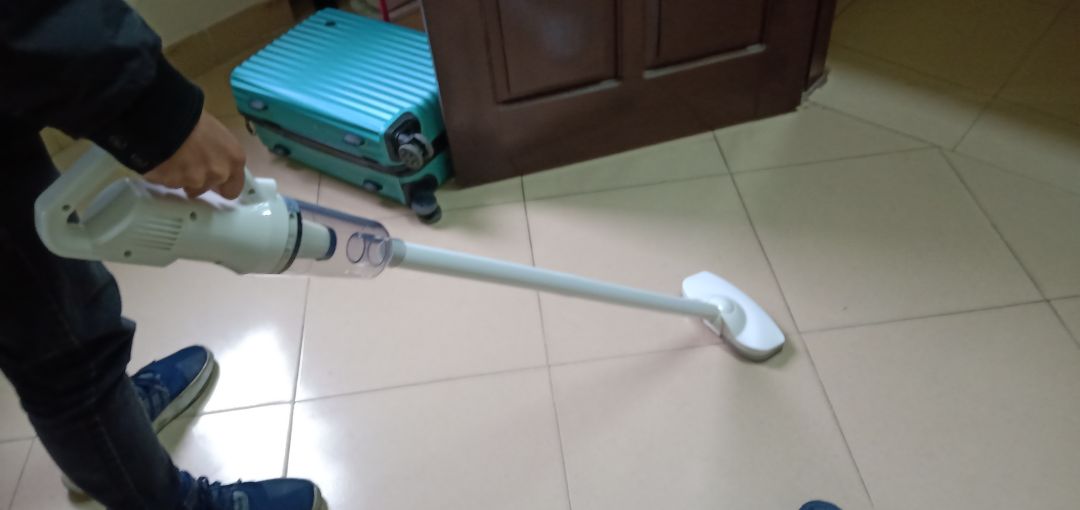 Mấy hôm nay bận rộn nhà cửa chưa kịp dọn, đã thế vợ mình còn làm rơi hỏng cái máy hút bụi nữa :))) Lượn một vòng từ *** *** tiki thì thấy con hàng này khá là chim ưng quyết định bế em nó về luôn. Ban đầu cứ tưởng là chỉ có máy hút bụi và cái đầu hút bàn chải như hình mà.... mở ra thì u là tr là các kiểu đầu hút từ to đến nhỏ từ dài đến ngắn luồn lách mọi ngõ ngách trong nhà tha hồ dọn dẹp luôn. Thích nhất cái đầu hút dẹp tại nó hút bụi được cái bàn phím của mình :))))) Lực hút thì cứ phải gọi là hết nước chấm luôn, mọi lần cứ phải hút hai lần rồi mới dọn nhà được, con hàng mới này mình hút một lượt là lau nhà được rồi, cái sàn nhà sạch sướng cái chân luôn :))) Nhà sạch thì mát bát sạch ngon cơm, đầu xuân năm mới ủng hộ shop 5 sao vì một chiếc hút bụi ngon nghẻ này :))))