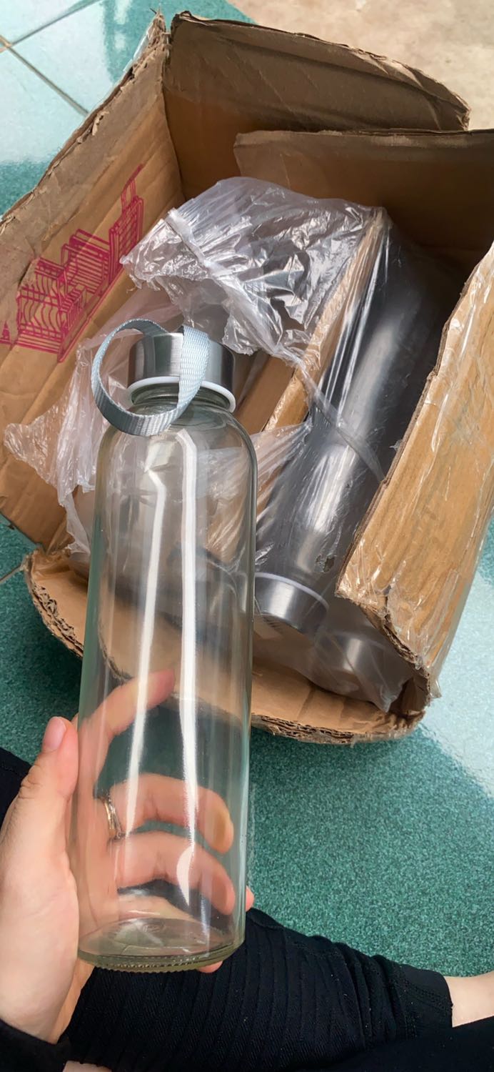 Hàng đẹp đóng gói cẩn thận, cảm ơn shop nhé!
Lưu ý các bạn gái mà chuyển hàng về công ty như mình nhe. Mình mua 3 set tổng cộng 15 chai nên khi gói hàng sẽ to và cồng kềnh, mình chở từ nhà về cty cug hơi vất vả. Nên các bạn mua mấy chai này thì để tiki ship về tận nhà cho yên tâm nha.