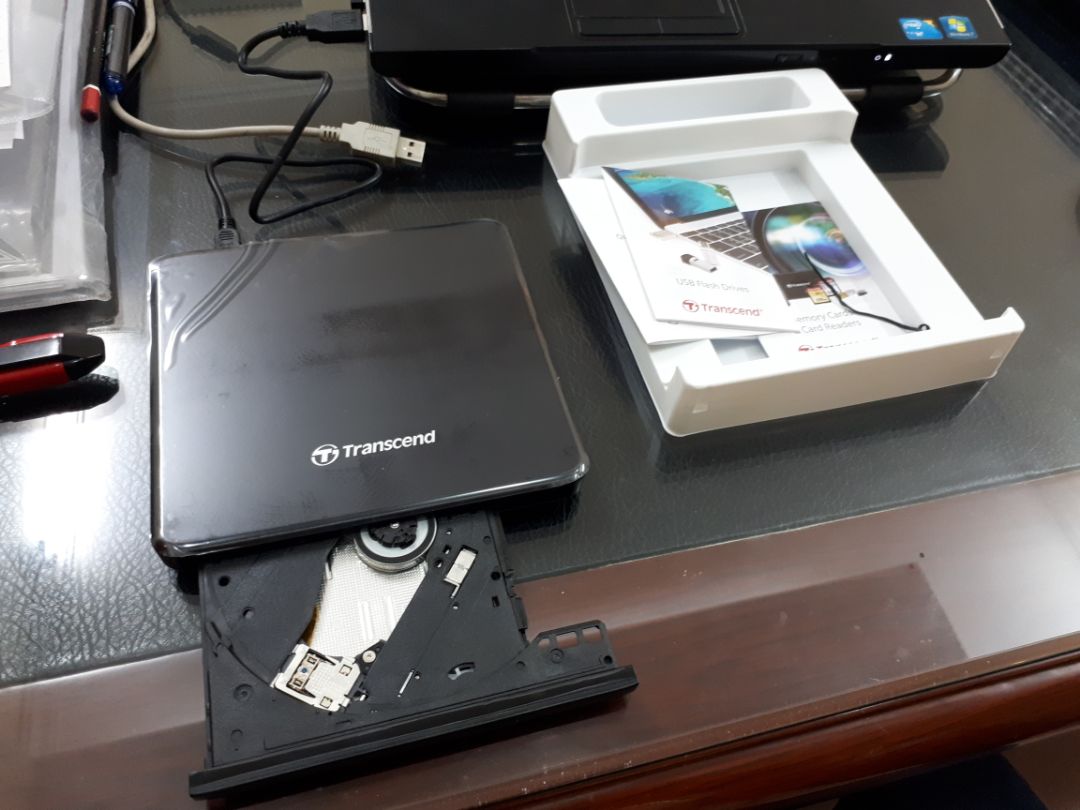 Mình vừa nhận sp, nhận xét:
1.tiki đóng gói cẩn thận.
2.sp vừa ý, chạy thử êm( tuổi thọ theo dõi tiếp).
3. Tuy nhiên hộp sp này không giống như hình trên Tiki đăng tải, sp cũng không giống như hình qc sản phẩm( phần chữ kí hiệu ngoài  khay đĩa khrng có)-->>Tiki giải đáp giúp mình.
Tạm thời cho 3*