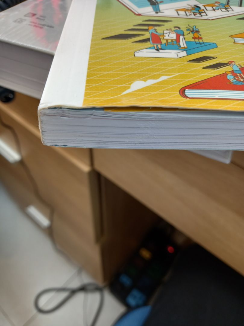 Mình rất thất vọng về lần đặt sách này. Sách không được bao bọc chống va đập, gáy sách và góc bìa đều bị hư. Mình cảm thấy không được tôn trọng. Mình mong có thể được đổi sách và chuyên nghiệp hơn.