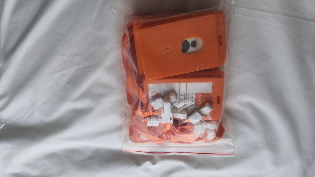 sản phẩm màu cam sáng tươi rói, đóng gói cẩn thận, đẹp mắt. tuy nhiên là chỗ dây đeo không có đồ chặn để thu hoặc nới dây cho dài ngắn theo ý thích. hàng đẹp, giá ok.