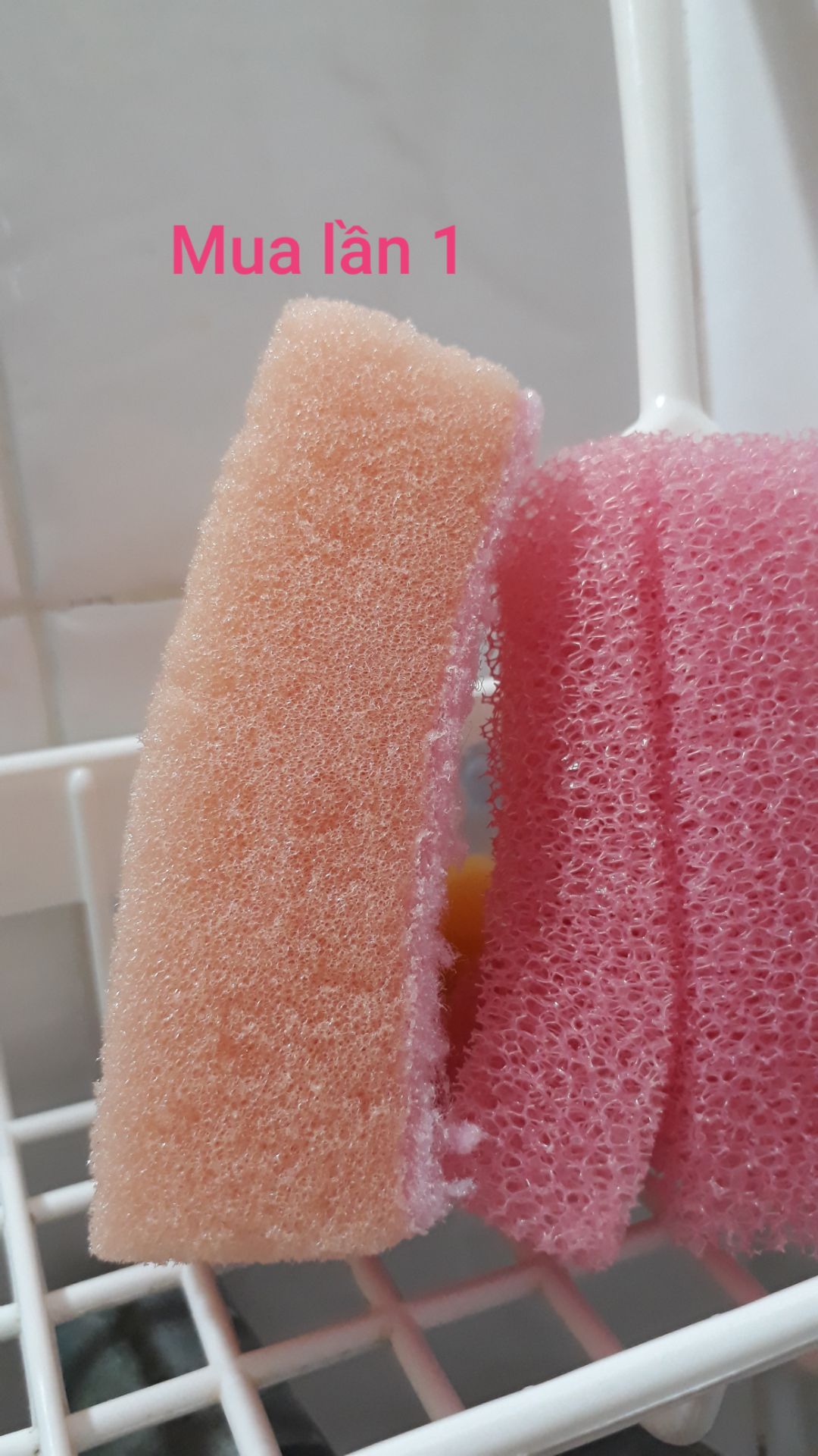 Lần đầu mua giống như hình, 2 màu xanh hồng, mút nhỏ nhắn, dễ giặt sạch xà bông sau 5 lần vắt xả với nước, hàng made in Japan. Lần 2 mua lại ko giống gì hết, mút cứng, dài hơn chút, lại made in China, màu mè từa lưa. Giá trị món hàng thấp nên khỏi đổi trả. mua lần 2 ncc Asobu, lần 1 ko nhớ ncc nào.