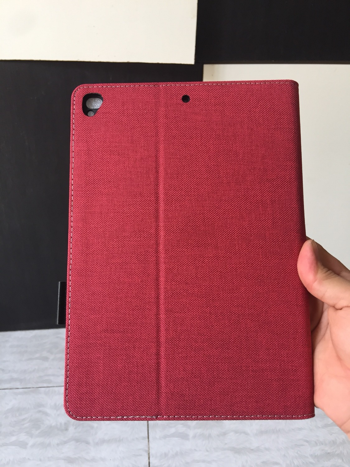 Mình đã biết đến và sử dụng sản phẩm bao da Kaku một thời gian khá lâu. Lần này vẫn rất hài lòng với dòng sản phẩm mới bao da vải này. Thiết kế sắc sảo, cầm rất chắc tay, sang trọng, case dẻo không bị trầy máy. Nói chung rất hài lòng về chất lượng sản phẩm trong tầm giá này, không thua kém các bao da đắt tiền tại store.