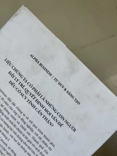 Sách sao bẩn quá shop ơi, bẩn lắm luôn ạ. Sách brand new hay secondhand vậy ạ? Buồn quá shop ạ