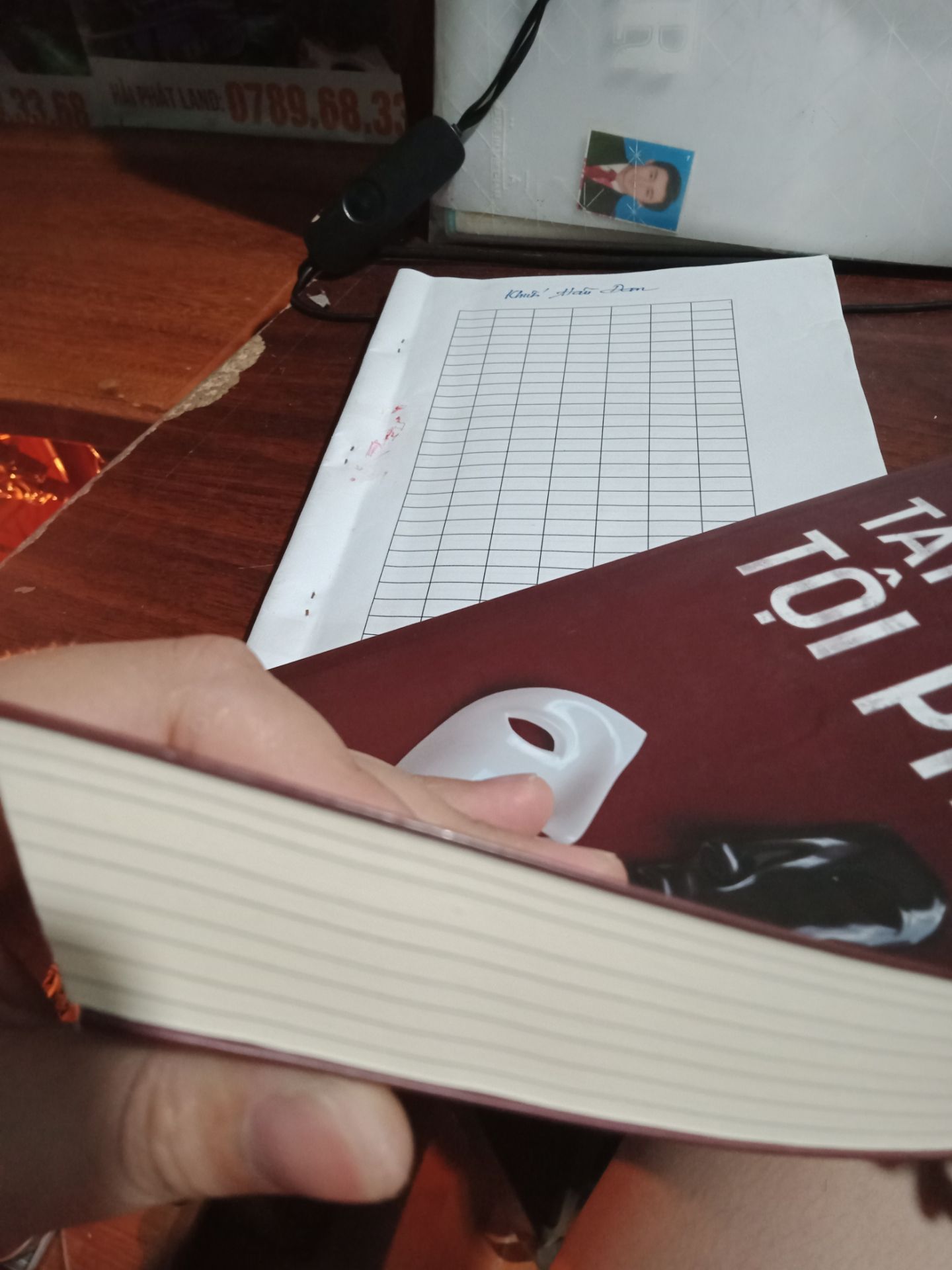 Sách mình nghĩ mọi người nên mua tiki là chính hãng nhé. Cuốn sách khá lôi cuốn với nội dung hấp dẫn, chất liệu giấy thì khá mịn màng và thêm đóng cuốn tỉ mỉ. Khá hài lòng.