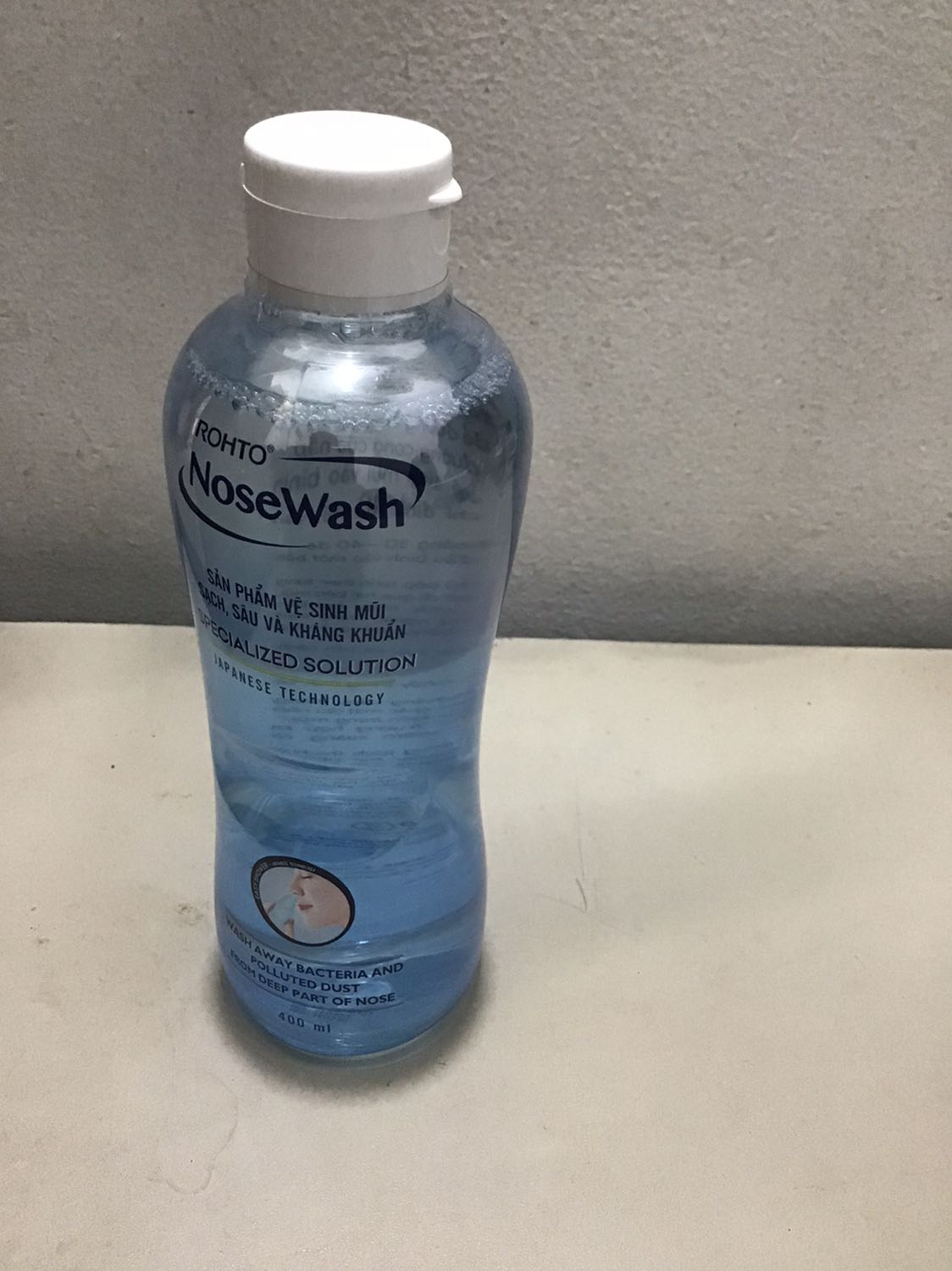 Vừa khui hộp tiki ra là thấy vỏ hộp của chai rửa mũi này bị xé rách, chai nước cũng vơi đi, chứng tỏ ai đó đã khui và đã sử dụng qua rồi trả lại cho tiki. Tại sao tiki ko kiểm tra kĩ cho khách hàng. Lỡ trong mùa dịch chinese virus này nếu tôi xí xoá và sử dụng chai rửa mũi này và nếu có gì xảy ra thì tiki có chịu trách nhiệm cho tôi và gia đình tôi không?