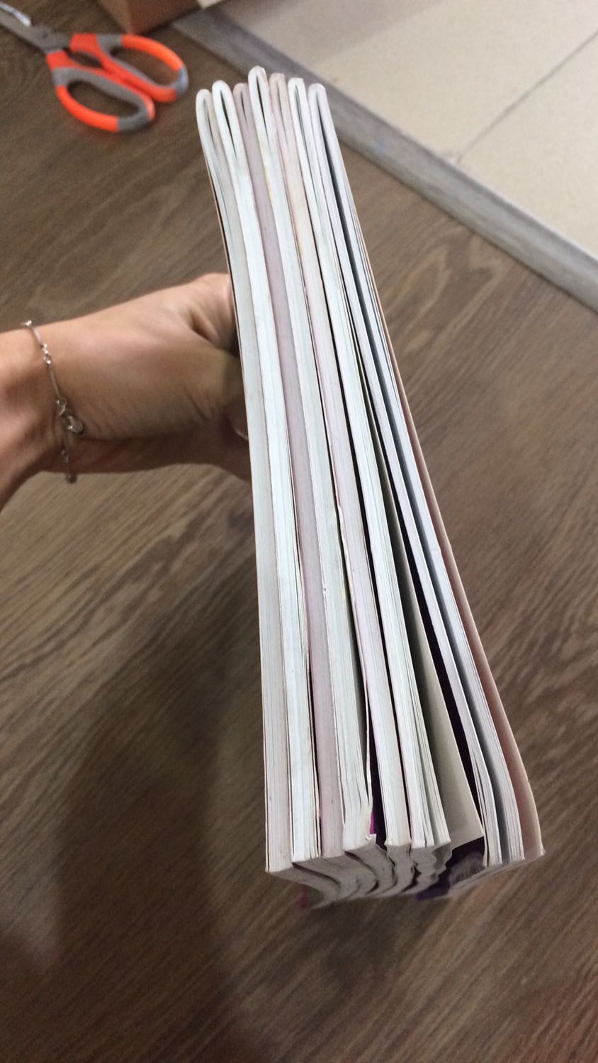 Cả bộ mình đặt mua mới nhận dc 8/9 quyển. Nhìn chung là sách đã qua sử dụng rồi. Mình đặt mua là sách mới chứ có phải mua sách cũ đâu. Những quyển khác còn chấp nhận dc riêng quyển số 3 cũ quá. Vậy giá tiền là giá bán của sách cũ hay sách mới vậy shop?. Shop đổi sách mới cho mình đi