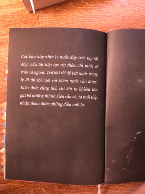 Mình đã đọc xong cuốn này và lần này mua thêm để tặng quà 20-11 cho Giáo viên.với mình thế hệ con em chúng ra có tốt đẹp hay tệ hại hơn là do một phần ảnh hưởng rất lớn từ môi trường học tập ,sống của các con và cả do thái độ ứng xử của cha mẹ .những người xung quanh
Trong đó quan trọng hơn hết là.các thầy cô giáo có tầm  ảnhhưởng rất lớn đến nhiều thế hệ.vì thế cha mẹ .các thầy cô giáo .... Phải là những người có đạo đức có trí tuệ thì mới có thể dạy được cho thế hệ trẻ biết sống có đạo đuc trí tuệ.....tất cả những điều đó xuất phát từ tâm linh của mỗi người ( không có sự phân biệt tôn giáo).sách của tác giả nguyên phong rất phù hợp cho những ai bắt đầu đi trên hành trình biết quay về tìm hiểu cái bên trong bản thân mình-hành trình tâm thức- bất kể bạn là tôn giáo nào- không mê tín