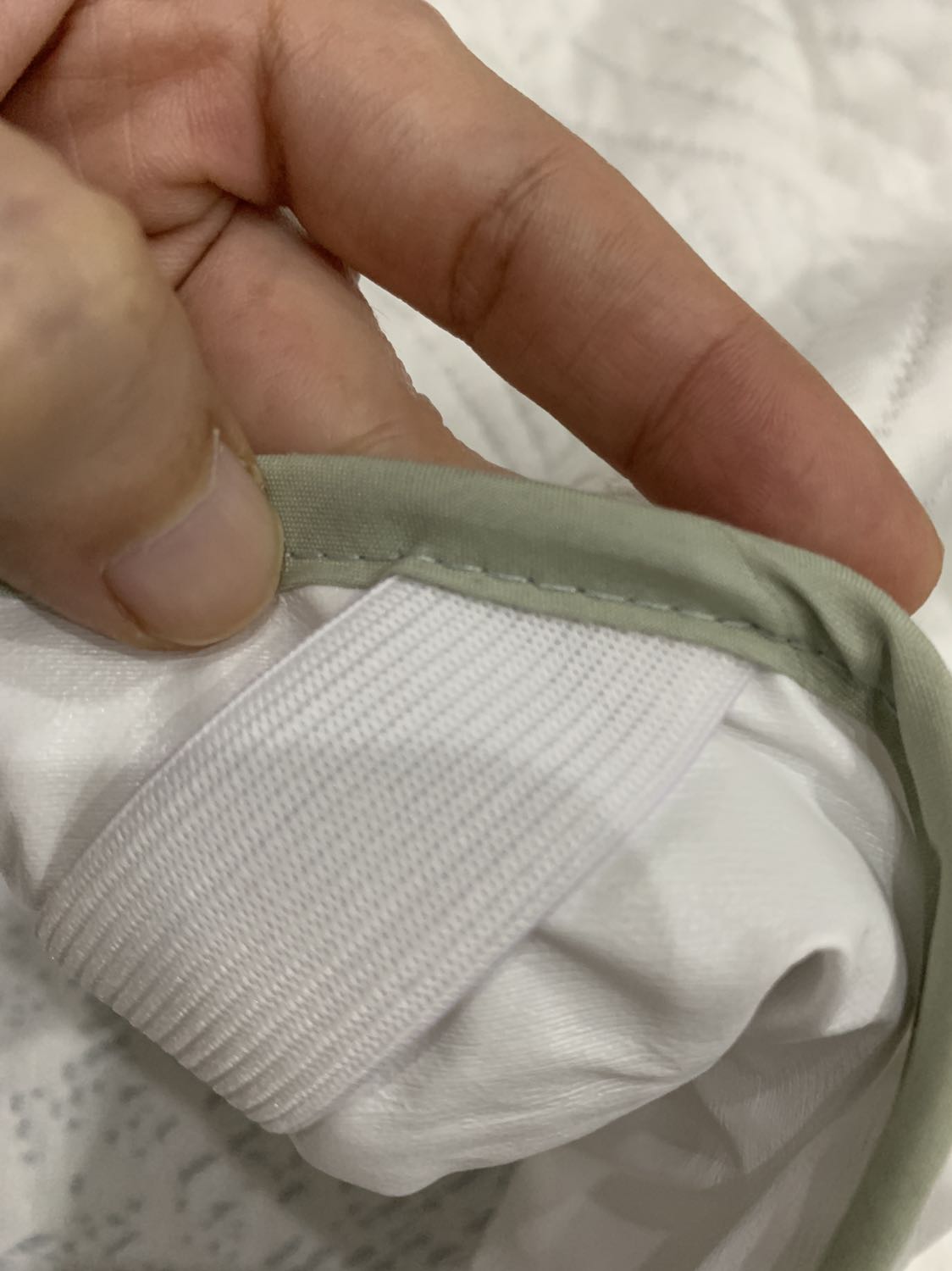 Khá mát mẻ. Mình đang dùng một loại nệm có vỏ học cooling. Vỏ bọc này bản thân nó đã mát. Nhưng mình mua thêm tấm giải nhiệt của Ru bọc vào để bảo vệ nệm luôn. Ban đầu sợ nó ko mát bằng nhưng khi trải nghiệm thỉ thấy rất ổn. Đo nhiệt độ thì đúng là mát hơn. Bên dưới có lớp giống ni-lông nhưng khi trải lên nệm và bọc vỏ ga lên thì ko bị kêu sột soạt