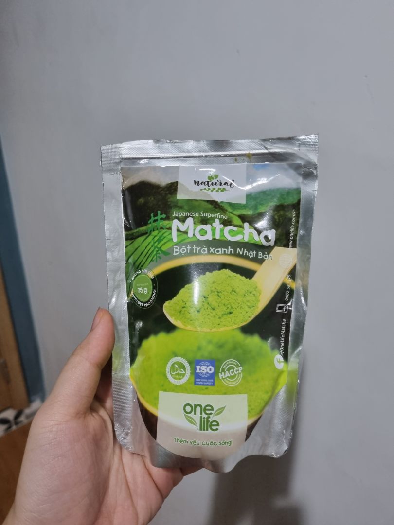 Mua bịch matcha này sau khi xem review của Hà Linh Official và cảm thấy đáng đồng tiền bát gạo nhất trong số các sản phẩm mua cho skincare. 
Chất matcha cực mịn, đồng đều, thơm mùi trà xanh ngào ngạt không hề giả tạo. Không bị vón cục và túi zip chất lượng tốt, mỗi lần mở ra muốn văng cái móng tay nên dùng nhiều lần bột bên trong vẫn nguyên chất lượng. 
Mình pha bột trà xanh với sữa tươi đắp lên mặt 3 ngày/lần thấy hiệu quả rõ ràng sau mỗi lần sử dụng: giảm ửng đỏ mụn, giảm tiết dầu và mụn đầu đen, cách rãnh nhăn trên trán giảm đáng kể. 
Nói chung đây là pha cứu da đi vào lòng người mà mình chưa từng thấy mĩ phẩm nào có kết quả tốt hơn. Sau khi rửa sặt mặt với nước, sử dụng kem dưỡng ẩm cho kết quả cực kì mĩ mãn. Chắc chắn sẽ mua lại. 1 bịch có thể cho mình dùng  khoảng 25-30 lần, mỗi lần 1 thìa rưỡi cf.