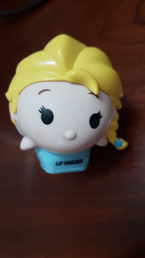 hơi thất vọng xíu về màu sắc bao bì ko giống như mô tả cho lắm, son có mùi bạc hà hơi nồng và có vị ngọt như kẹo vậy! haizzz... 2* an ủi