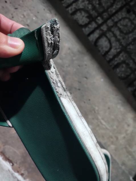 Sản phẩm được mỗi cái mã đẹp thì chất lượng cực tệ mua 2 đôi giá khoảng 120 mỗi đôi mà mang được tầm 3 tháng đứt 3 lần có dán keo lại là với đôi nhỏ mang nhiều, còn đôi lớn mang mới tầm tháng hơn đã rách rồi ( không mang thường xuyên). Lớp xốp làm rỗng không phải thật sự là cao su mềm. Thua đôi dép 5 chục mua chợ