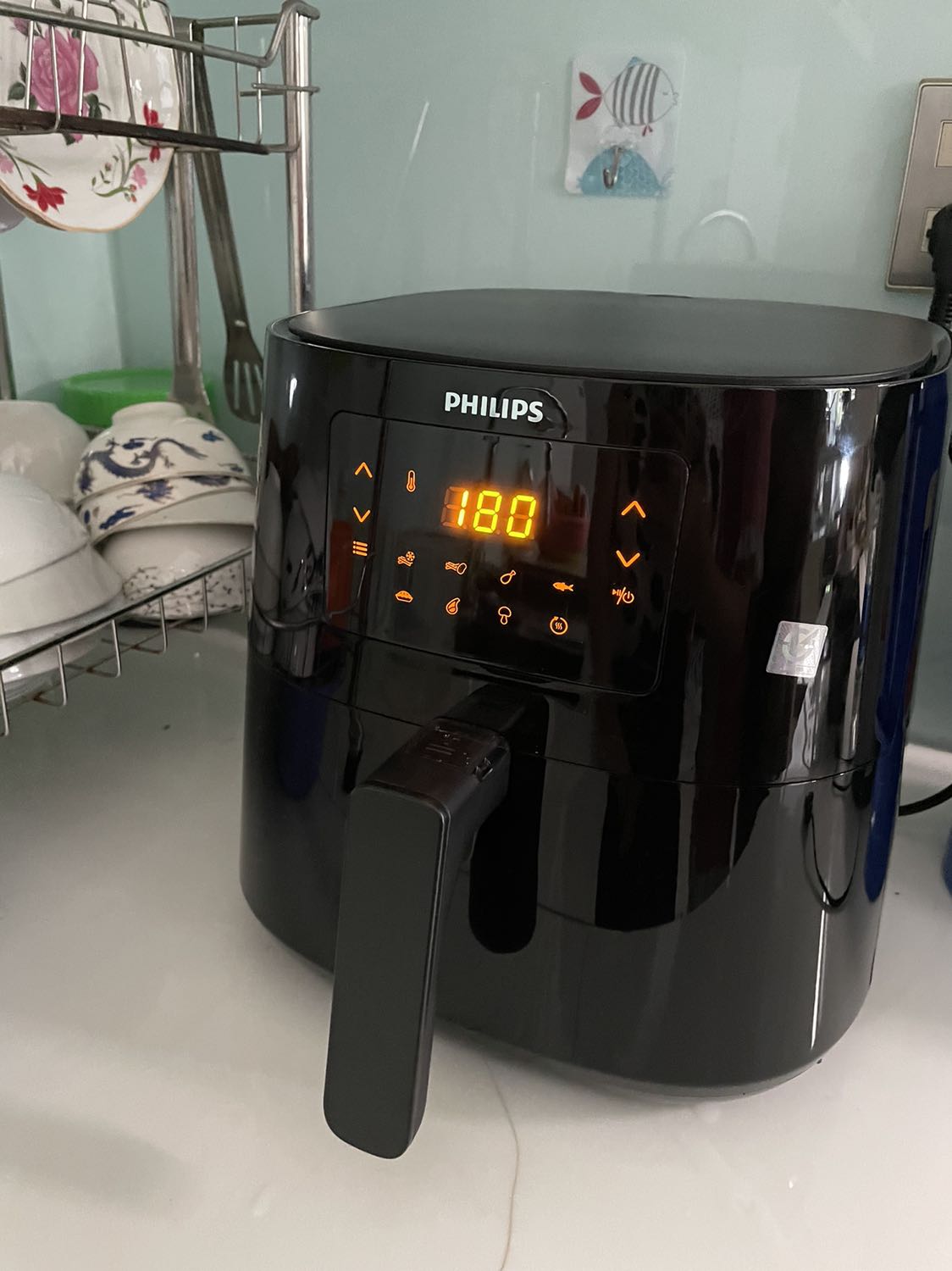 mình mua sale 8.8 giá 3.5*** . hàng giao khá nhanh ( 6 ngày ) 
Nhận được hàng mình khá bất ngờ bơi bên ngoài nồi to , sang , đẹp thâht sự. lòng nồi hơi bé tí so với tưởng tượng của mình. máy chạy rất êm . không có mùi nhựa. vệ sinh khá dễ nếu lót giấy nến và giấy bạt nhé . 
 nên mua nhé mn . 👍👍👍👍