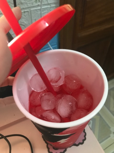 mình mua chỉ để lấy ly vì thích á, ly nhựa hơi mỏng, k có tác dụng giữ nhiệt nha, mà t thấy giá 200k tặng 1 ly với lốc pepsi k calo thì cũng ổn, tại k bít săn seo nên giá z đối với mình ok ^^ , ly k dùng nóng dc nha cả nhà bỏ nước nóng vào hư ly