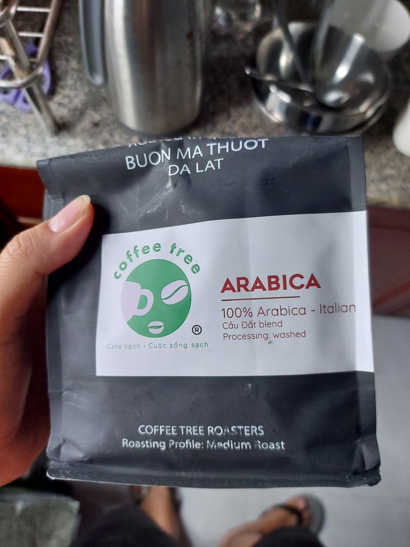 Đây là lần thứ 2 mình order cà phê Arabica của brand này. Lần đầu mình Mua 1Kg Arabica thì thấy khá oke. Nhưng lần thứ 2 này thì hoàn toàn ko hài lòng vì mình pha uống thì thấy giống như vị Robusta 100% trong khi thứ mình order là Arabica 100%. Coffee Tree xem lại cách làm ăn của các bạn nhé. Cá nhân mình order trong đợt giãn cách chờ gần một tháng vẫn lấy hàng thành toán đàng hoàng . Còn các bạn thì làm sản phẩm ko như giới thiệu . Arabica mà uống ko hề chua mà đắng như Robusta!.