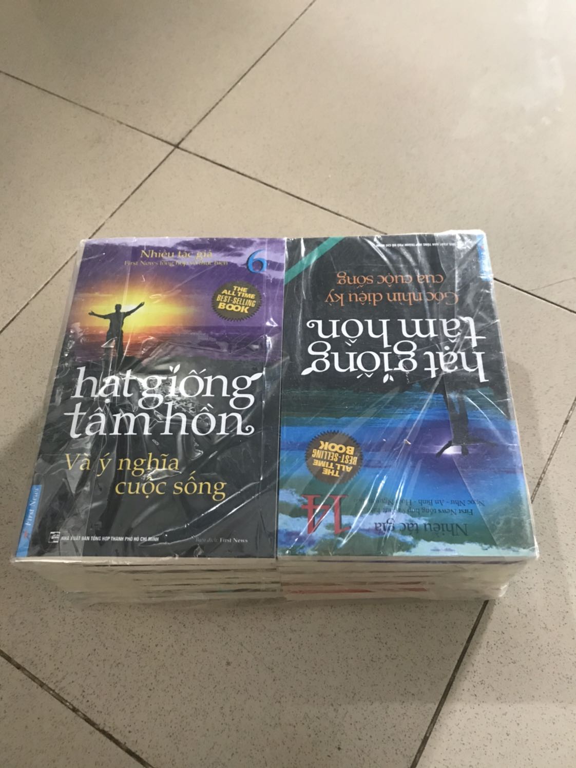 Truyện đóng gói rất cẩn thận.
Sách còn mới toanh, bìa đẹp, giấy ngả vàng.
Đôi khi có một vài chữ mất nét do lỗi in ấn nhưng không phải vấn đề vì vẫn dễ dàng đọc được.
Tiki giao hàng nhanh, vote 5* mong Tiki tiếp tục phát huy phong độ.