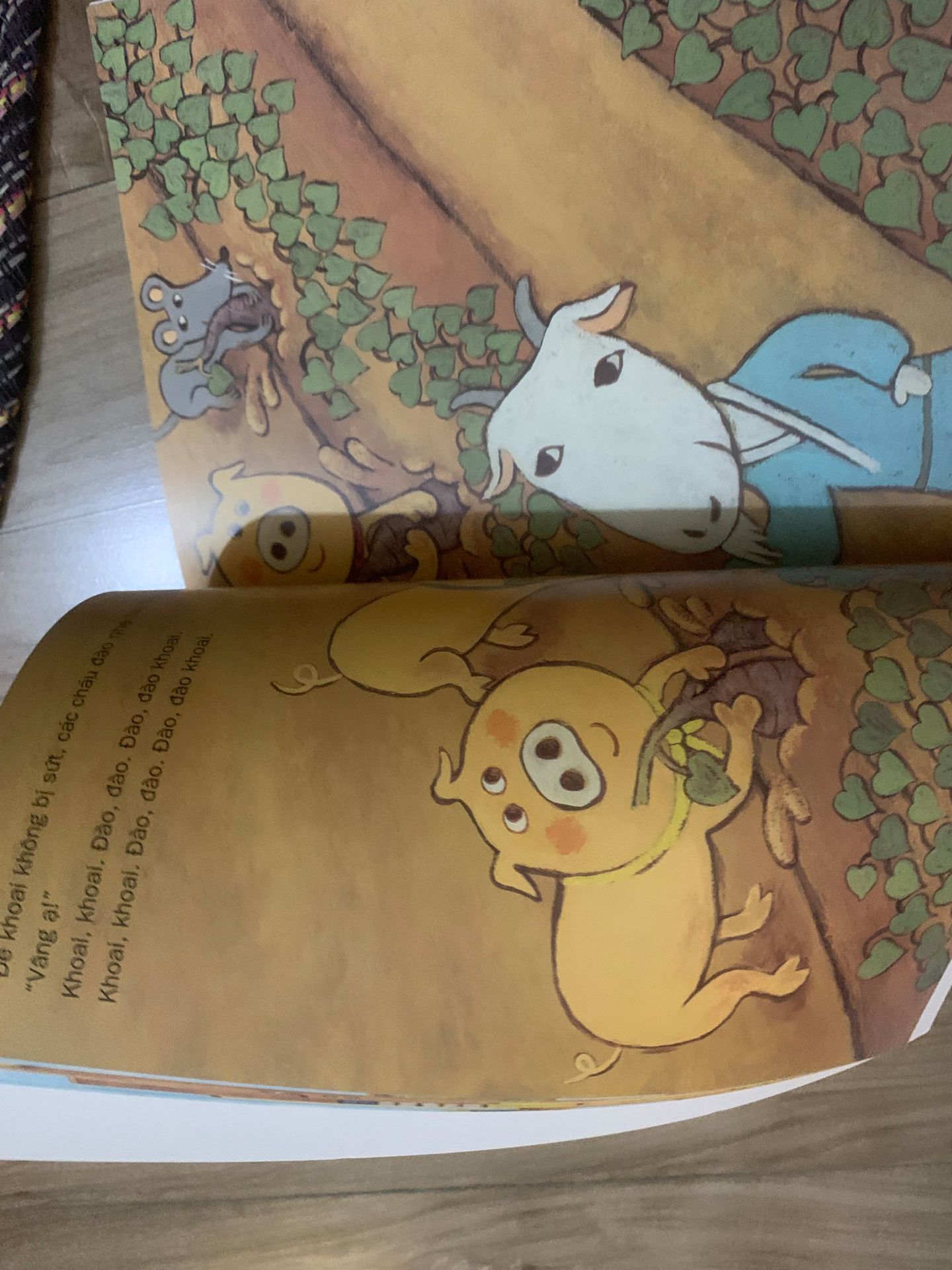 con mình đặc biệt thích sách bên này, cứ líu lo đọc theo mẹ suốt