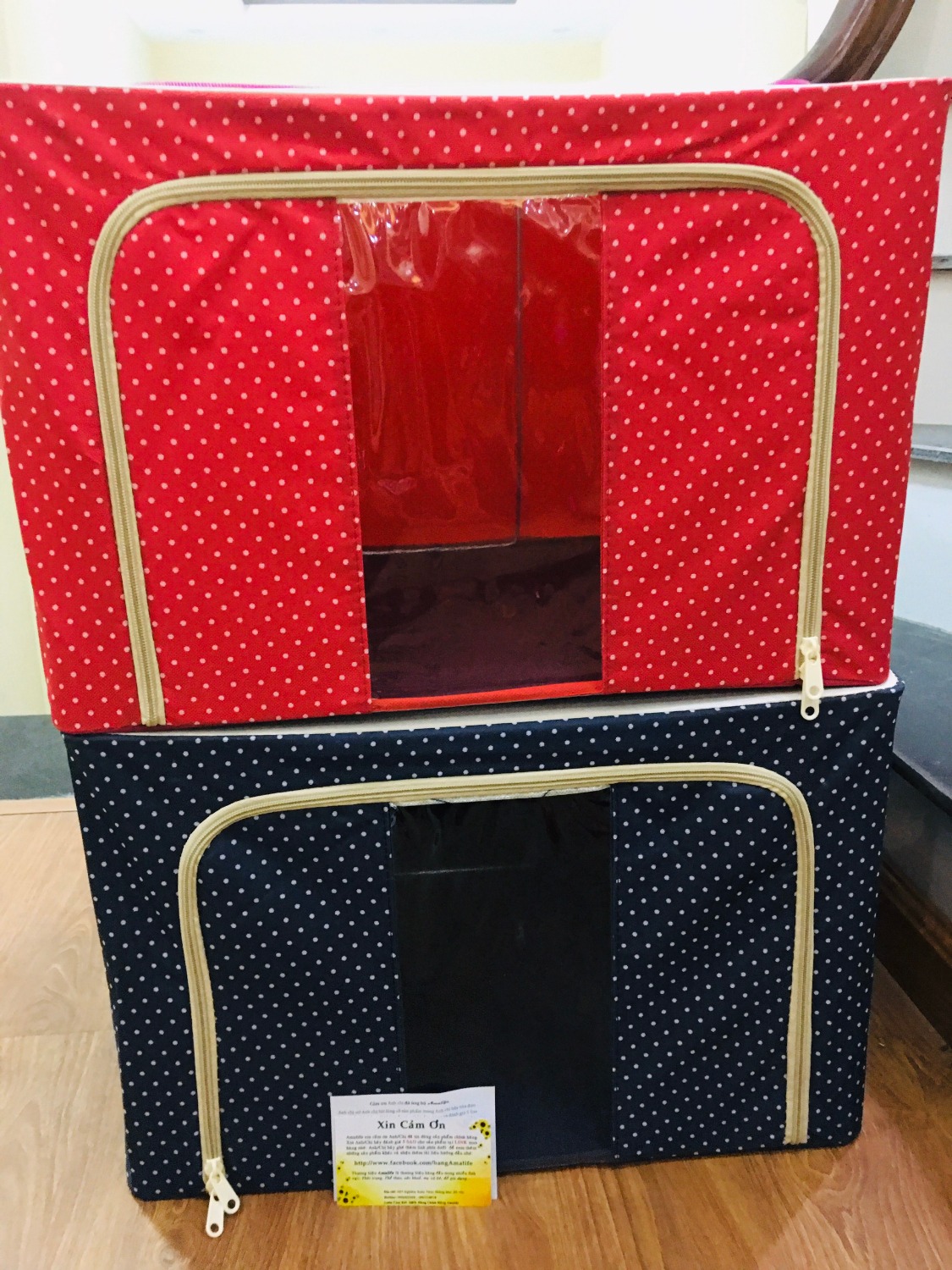 Vô cùng chắc chắn. Dùng rất là thích, vì có thể đựng chứa đc nhiều đồ quần áo và chăn màn
Khóa kéo tiện lợi và chắc chắn,
Có thể xếp được nhiều đồ đạc kể cả đồ chơi của bé con
Mình mua cho 2 bố mẹ mấy cái, về cho các cụ đựng đồ quần áo cũ, các cụ rú lên thích thú vì nhìn kiểu cách rất ưng ý hí hí .
Vui lắm shop ạ. Cảm ơn Amalife nhé!