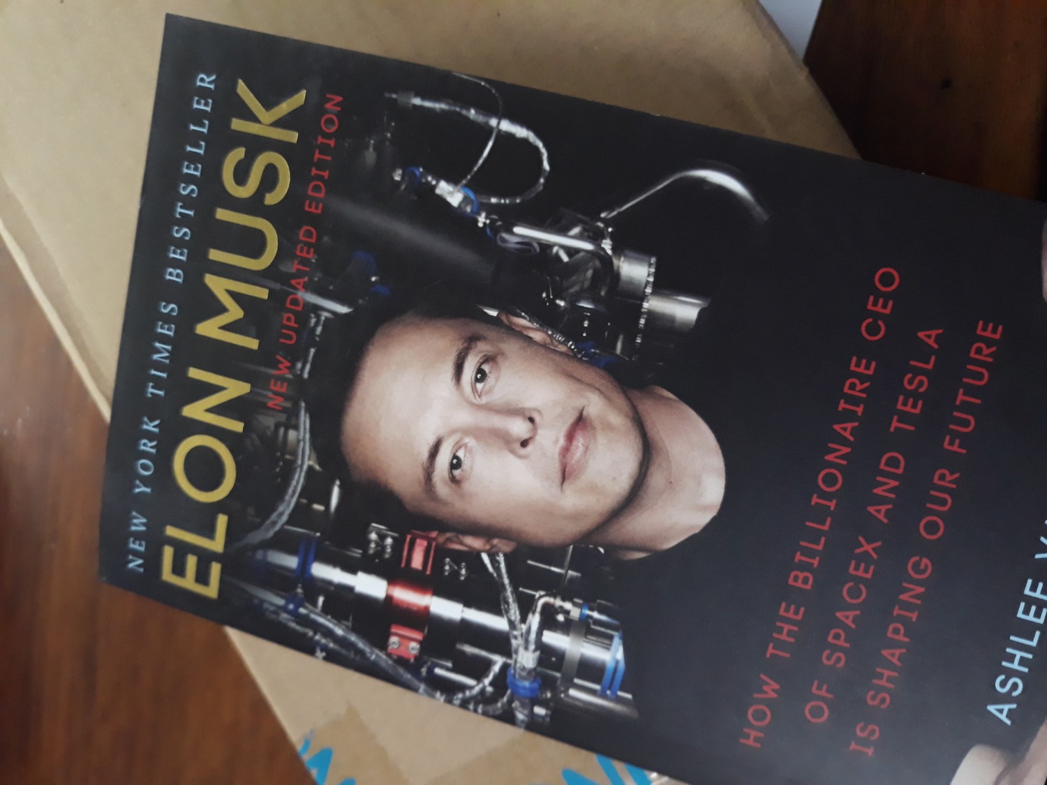 Cách đây tầm 1 ngày mình nhận được hàng. Mở ra thấy mọi thứ có vẻ ổn nhưng mấy trang cuối ở bìa ngoài bị gãy với rách. Mình đã có gửi thư hỗ trợ nhưng vẫn chưa thấy hồi âm, gọi điện tổng đài thì toàn bị báo là hiện tại toàn bộ liên lạc viên đang bận. Bây giờ mình phải làm sao ạ? :v