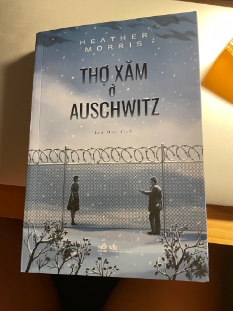 Rất đáng  đọc các bạn ạ. Con người đc Thượng đế phú cho trí tưởng tượng nhưng sẽ có những thứ mh k thể tưởng tượng ra được. Câu chuyện tình yêu của Lale và Gita trong bối cảnh đau khổ này chắc đẹp gần bằng trong “Nỗi buồn chiến tranh” của Bảo Ninh…