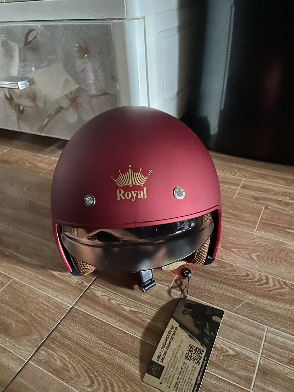 Hàng chính hãng rất đẹp và chắc chắn. Kính âm chống trầy tốt. Màu khói trà đi ban ngày chống chói, ban đêm vẫn không làm mờ mà còn chống bụi hiệu quả.