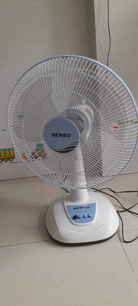 Màu nhã nhặn, sang trọng. Quạt chắc chắn, sức gió mạnh, mát lắm.