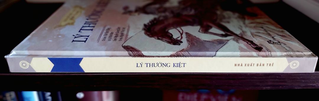 Sử cũ chép về Lý Thường Kiệt: "Bày trận đường đường, kéo cờ chính chính, vạn thẳng sâu vào đất khách, phá quân ba châu như chẻ trúc, lúc tới còn không ai đánh địch, lúc rút quân còn không ai dám đuổi, dụng binh như thế, chẳng phải nước ta chưa từng có bao giờ? "  (Theo Việt sử tiêu án, Ngô Thì Sĩ.
NXB Trẻ đã rất đầu tư cho bộ sách một diện mạo mới chuyên nghiệp. NXB đã chọn hình thức tái hiện Lịch Sử Việt Nam bằng tranh rất hấp dẫn ko chỉ với bạn đọc nhỏ tuổi mà cả người lớn. 
Sách được giao nhanh và đóng hộp cẩn thận. Luôn ủng hộ Tiki với dịch vụ nhanh gọn. Like & Thanks!