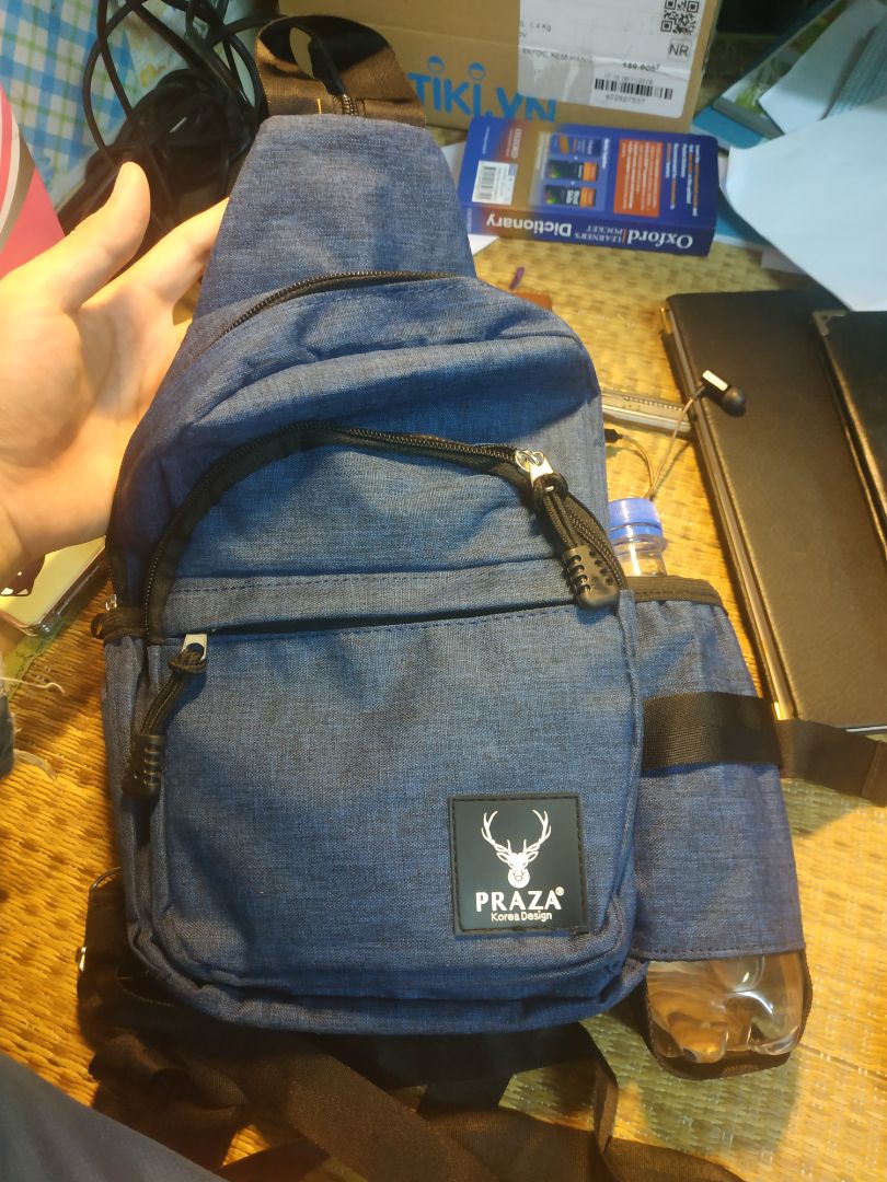 Mua được của Tiki đợt giảm giá còn 79k. Giao hàng đúng như hình và như mong đợi. vải dày dặn, may ổn, Cặp nhiều ngăn lắm phải tầm hơn 5 ngăn to nhỏ. Ăn điểm ở bên cạnh hai bên có hai ngăn nhỏ. Trong đó một ngăn để rất vừa chai nước hoặc ô nhỏ. Cặp đủ để sổ bút và đồ lặt vặt. Có thể chọn giữa đeo một và hai dây bằng cách kéo đôi khó dây đeo ra. Tuy nhiên khi đeo ở dạng một dây thì cặp không bám thân lắm do thiết kế phần nối thân cặp tách ra làm đôi. Nhưng nói chung vẫn ổn. Chất lượng hoàn thiện ok. đáng mua. Mua được của Tiki đợt giảm giá còn 79k. Giao hàng đúng như hình và như mong đợi. vải dày dặn, may ổn, Cặp nhiều ngăn lắm phải tầm hơn 5 ngăn to nhỏ. Ăn điểm ở bên cạnh hai bên có hai ngăn nhỏ. Trong đó một ngăn để rất vừa chai nước hoặc ô nhỏ. Cặp đủ để sổ bút và đồ lặt vặt. Có thể chọn giữa đeo một và hai dây bằng cách kéo đôi khó dây đeo ra. Tuy nhiên khi đeo ở dạng một dây thì cặp không bám thân lắm do thiết kế phần nối thân cặp tách ra làm đôi. Nhưng nói chung vẫn ổn. Chất lượng hoàn thiện ok. đáng mua.