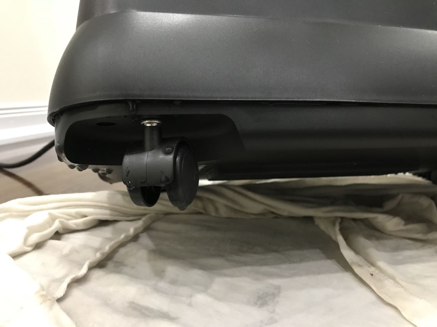 Hàng sx từ 2015 hình như tồn kho giờ vẫn giao cho khách. Về sử dụng thì nước bị rò rỉ từ tất cả các khe xung quanh bình chứa chảy ra ngoài. Tôi muốn được đổi sản phẩm mới.