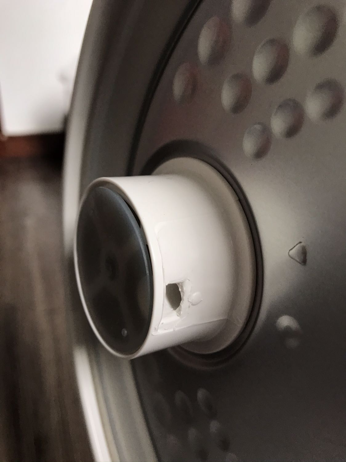 Giao hàng nhanh. Mặc dù vỏ ngoài có mấy chỗ chi tiết nhựa hơi không hoàn hảo lắm nhưng thấy nấu cơm ngon, trong tầm giá này cũng khá ổn rồi. Nếu nấu nhiều hơn 2 ng có thể sẽ đầy lên sát nắp và dính vào cái ống thoát hơi. Khay hấp hơi nông nên khi hấp ko để đồ ăn hay cơm vào chỗ ống thoát hơi được. Phần dẫn nước ra bên ngoài hơi kém nên có thể nếu bị đọng sẽ chảy vào trong nồi, cần chú ý lau trước khi cắm điện. Nói chung ok.