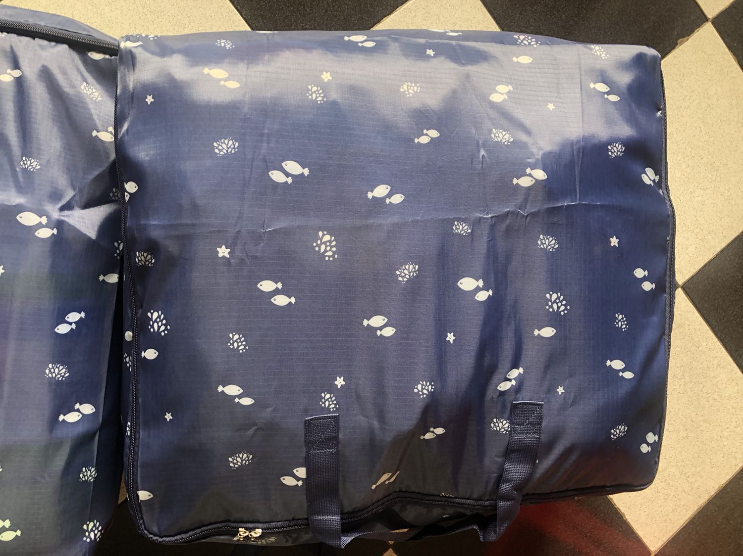 Chất liệu túi phù hợp với nhu cầu của mình. Kích thước túi to nên đựng được rất nhiều đồ. Shop đóng gói cẩn thận và gởi kèm theo phiếu bảo hành. Sẽ tiếp tục ủng hộ shop. Hình không đẹp bằng sản phẩm bên ngoài.