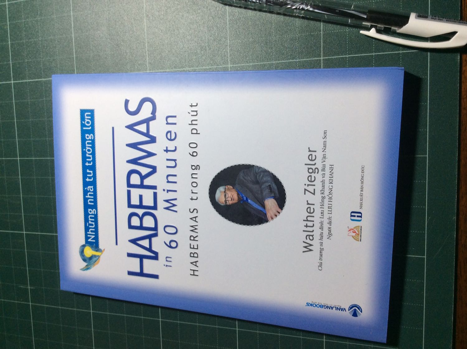 Tui có nghe thoảng thoảng tư tưởng triết học của ông xây dựng từ cái gốc rễ “ngôn ngữ” và tui vốn rất hứng thú về ngoại ngữ nói chung và việc học ngoại ngữ nói riêng. Tui quyết định mua quyển sách này để phần nào mở rộng tầm nhìn hạn hẹp của mình, dù chỉ 1 phần thôi- bởi lẽ đây cũng chỉ là 1 quyển sách tóm lược do người khác viết về Habermas và tư tưởng của ông. 
Tiki giao đúng hẹn, sản phẩm đảm bảo chất lượng.