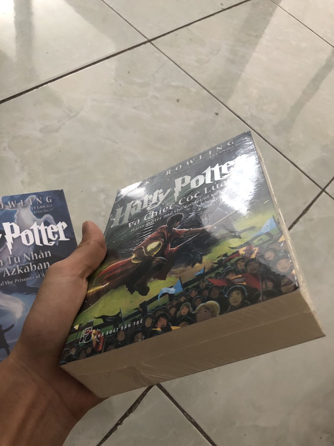 Cùng đứa em hùn vốn mua 4 cuốn này. 
May mắn là cuốn nào cũng mới tinh.
Mấy bữa nay chờ ship tới giờ lại phải chờ cho  đứa em đọc trước vì nó là cổ đông lớn.?