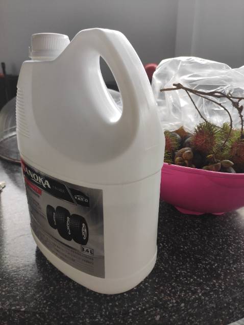 Mình về khui hàng ra chỉ còn một nửa bình nha shop, mở nắp ra thì cái miếng bọc bảo vệ đã bị rách