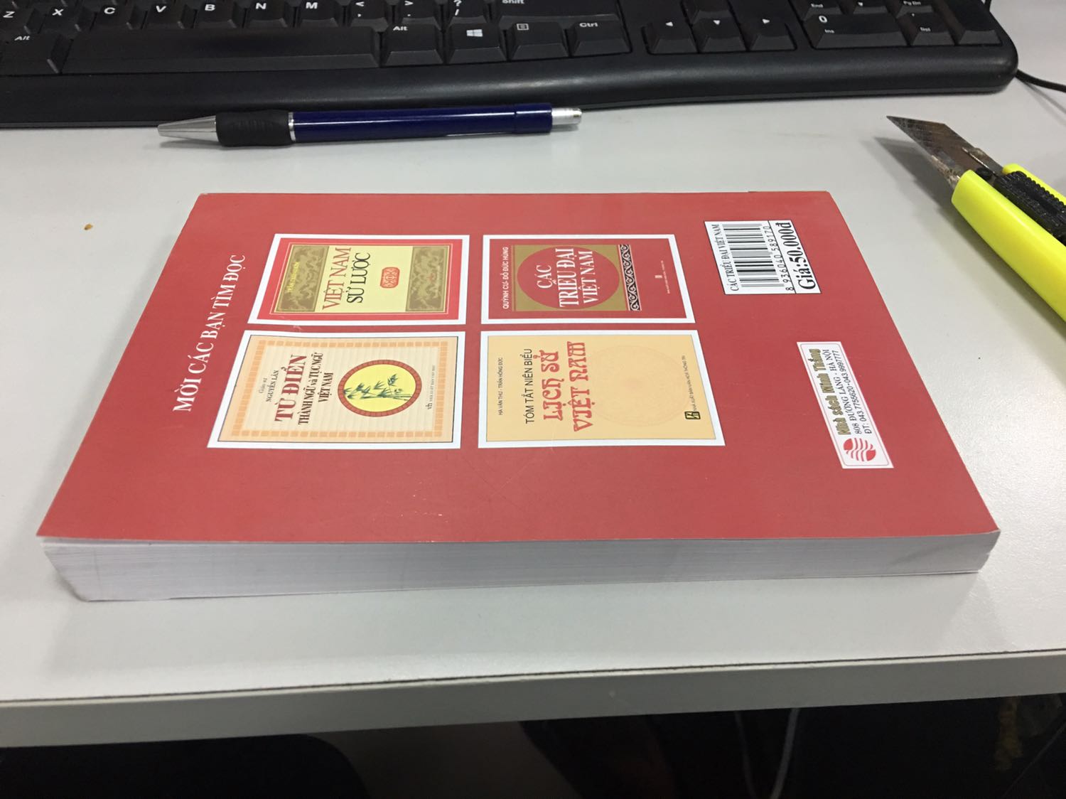 Sách không bọc nilon. Gáy sách và viền bị bẩn. Quăn mép. Nhìn giống sách cũ. Nói chung là không hài lòng.