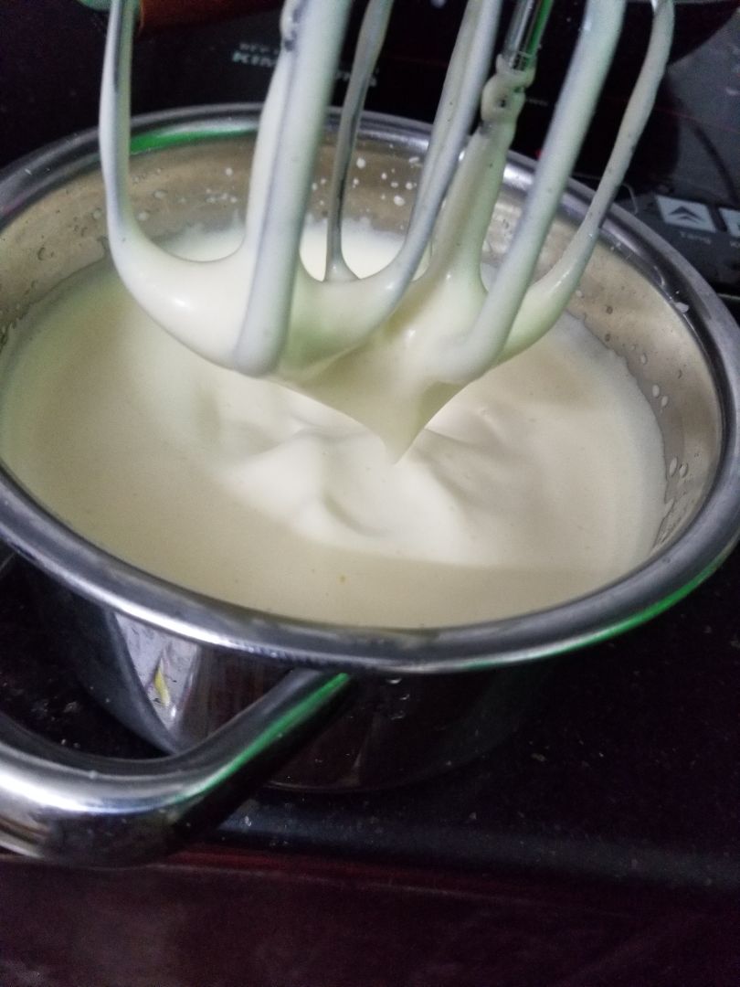 Tốt hơn hẳn mấy loại 3,4 trăm ngàn rất nhiều lần.
Máy bằng kim loại nên hơi nặng, cầm rất chắc tay, lúc chạy không bị rung lắc gì.
Tếng máy chạy lớn hơn máy sấy tóc một chút.
Thử đánh trứng khoảng 7 phút đã được như hình.