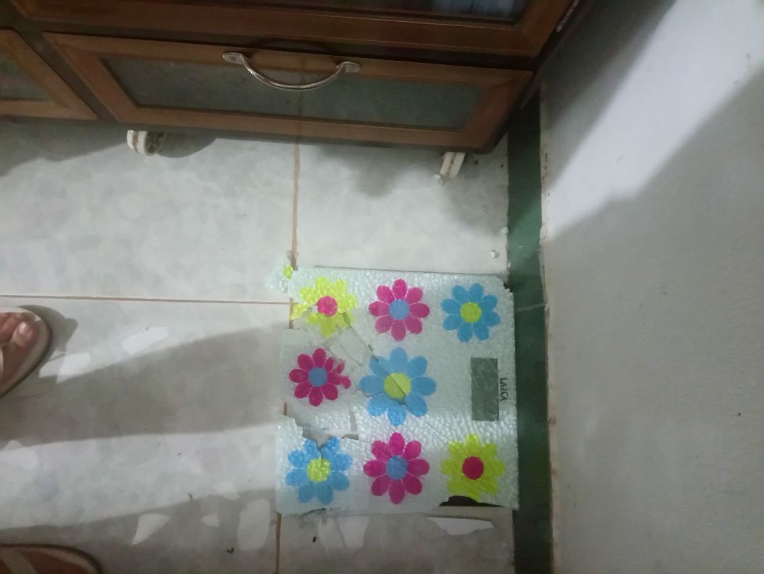 Tôi đã mua chiếc cân này, về hình thức mẫu mã rất dễ thương, hàng khi được giao được gói rất cẩn thận. Khi tôi dùng bước đầu thì thấy cân khá chính xác, không chênh lệch nhiều giữa các lần cân. Tuy nhiên, tôi mới mua về dùng được đúng 1 tuần, để ngay sát tường nhưng không hiểu sao đứng lên định cân thì mặt kiếng kêu rốp rốp và đã vỡ ra như vậy. Trong khi không có 1 lực nào mạnh tác động đến cân. Giờ tôi phải liên hệ để bảo hành như thế nào? Chứ cân kính cường lực mà tôi vừa đứng lên cân đã vỡ như thế này thì thật là nguy hiểm cho người dùng.