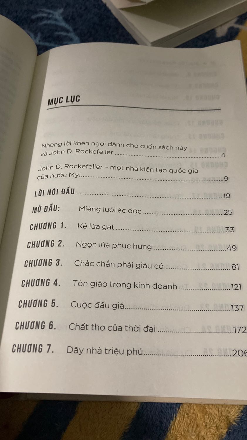 Một cuốn tiểu sử dài hơn 1000 trang, rất dày và nặng.
Sách được bọc kỹ và đẹp.

- Cuốn sách này thực sự mô tả rất chân thực con người chính xác của John D. Rockefeller.
- Tác giả Ron đã bóc rất kỹ và không có chút bias nào dành cho John hay Public.

Mình nghĩ sách này chỉ dành cho những bạn thực sự có tinh thần cởi mở đầu óc khi đọc sách vì rất dễ gây khó chịu lúc đọc do trong sách chứa những sự thật trái “đạo đức” thường thấy trong xã hội. 
Duy cho mình thì những gì ông làm cũng mang tính cải cách và lợi ích lâu dài cho cả ngành hơn... nhưng có hơi lố quá chăng.?

Best wishes!