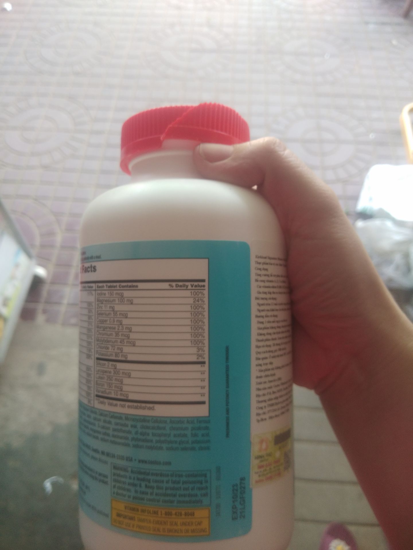 Trừ 1 sao vì nắp bị bể rùi.may là bên trong vẫn còn 1 lớp nắp khác.hy vọng lần sau shop kiểm tra hàng kỹ chút. mình chưa dùng hãng này. nên chưa đánh giá về hiệu quả. bên ngoài sp có tem phụ đầy đủ thông tin. nếu tốt mình sẽ ủng hộ shop các sp khác nữa